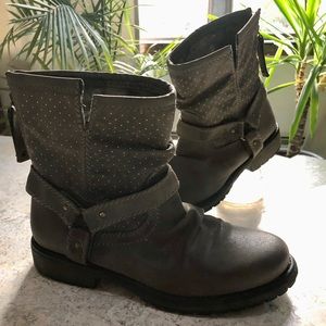 Roxy Holliston ankle boots.